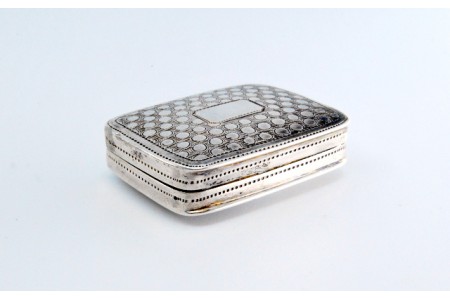  Caixa de Vinagrete em prata e ouro com gravados na tampa e frisos na envolvência do período de George III.